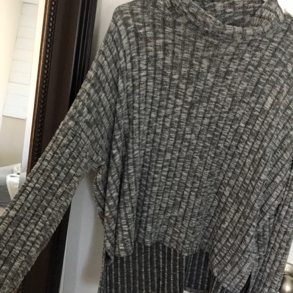 American Eagle turtleneck sweater - Picture 3 of 5